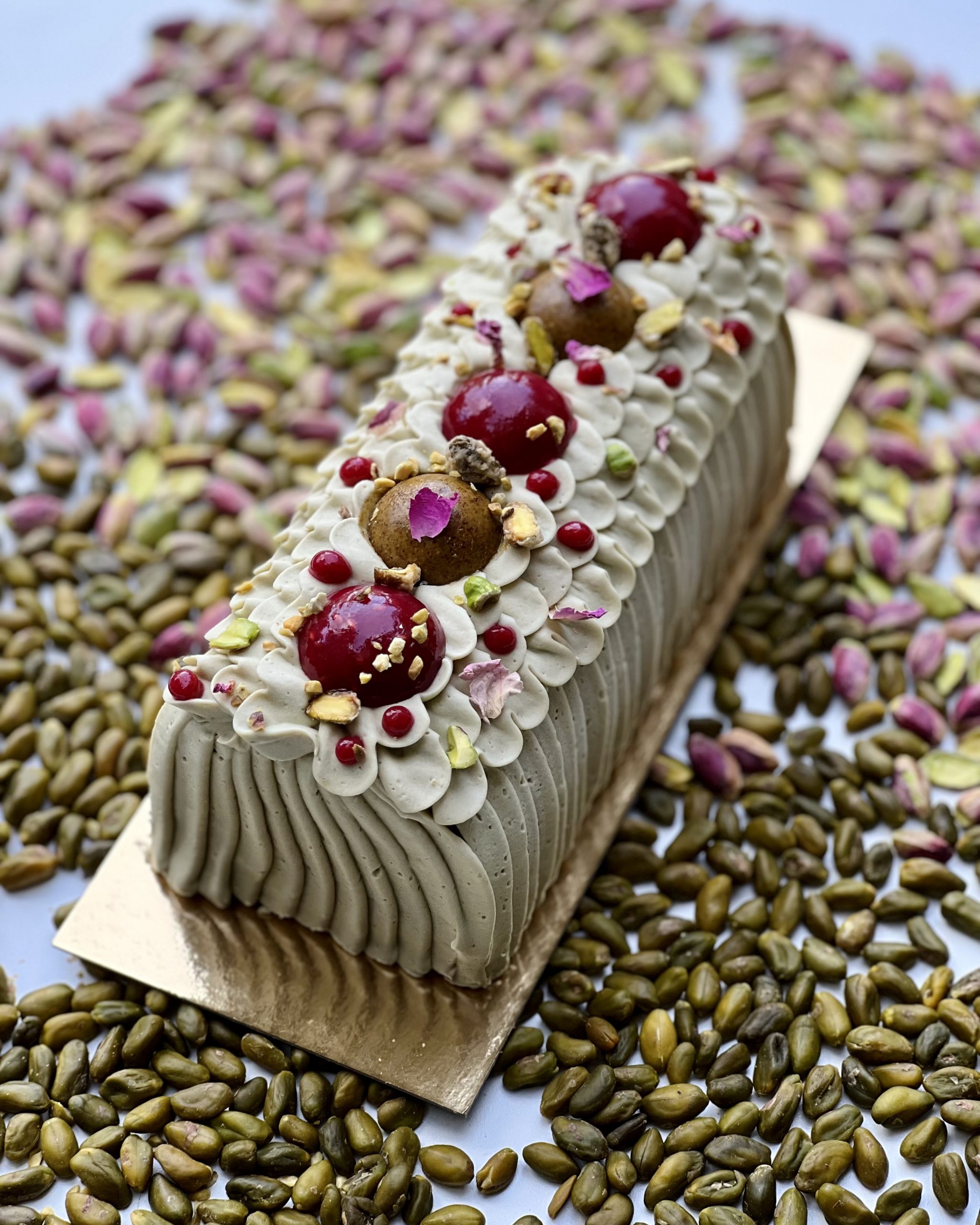 Bûche framboise & pistache aux notes de cardamomes signée Urgence Gourmande