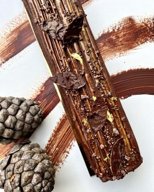 Bûche chocolat et pignon signée Urgence Gourmande