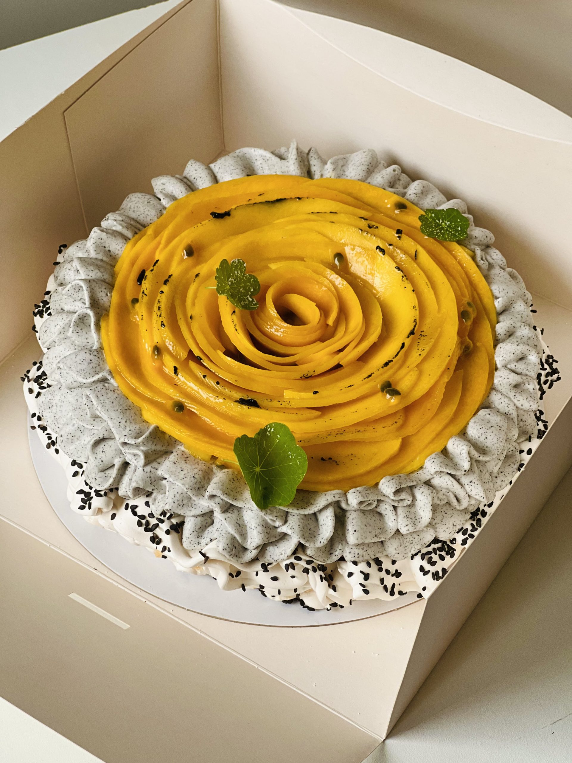 Pavlova mangue passion et sésame noir en exclusivité chez Urgence Gourmande
